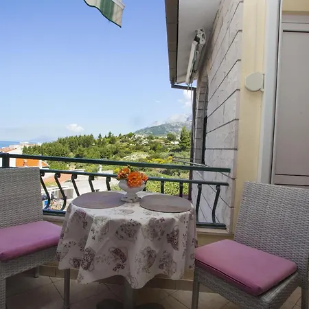Komfortable Mit Balkon شقة *